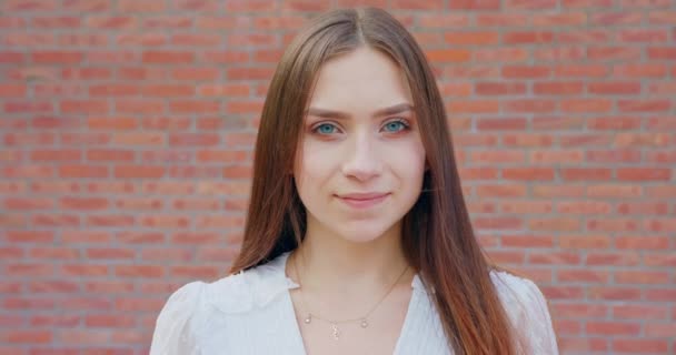 Jovencita sonriendo al aire libre. Emoción — Vídeo de stock