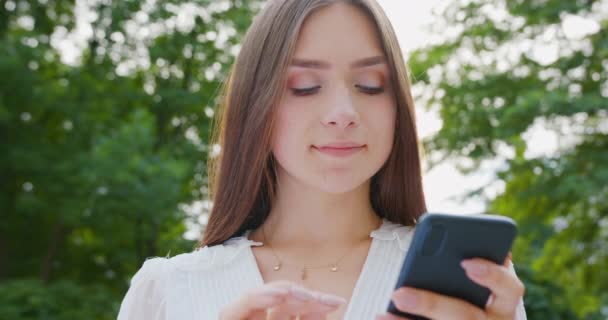 Señora usando un teléfono al aire libre — Vídeo de stock