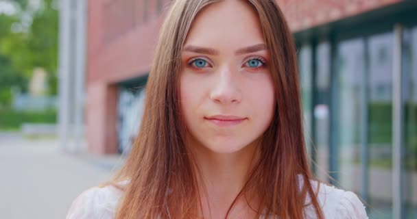 アウトドアの若い女性。感情 — ストック動画