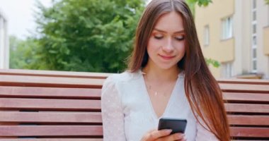 Lady Açık Havada Bir Telefon Kullanma