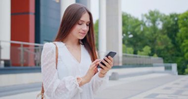 Lady Açık Havada Bir Telefon Kullanma