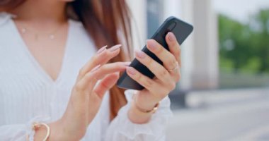 Lady Açık Havada Bir Telefon Kullanma