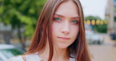 Genç Bayan Dışarıda. Duygu