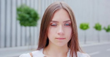 Genç Bayan Dışarıda. Duygu