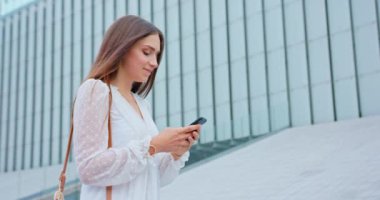 Lady Açık Havada Bir Telefon Kullanma