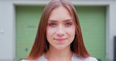 Genç Bayan Açık Havada Gülümsüyor. Duygu