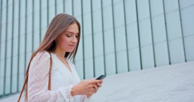 Lady Açık Havada Bir Telefon Kullanma