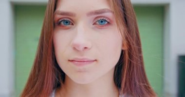 Genç Bayan Dışarıda. Duygu