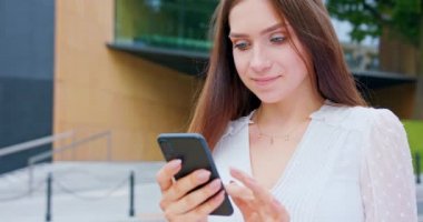 Lady Açık Havada Bir Telefon Kullanma