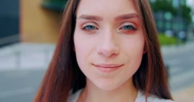 Genç Bayan Açık Havada Gülümsüyor. Duygu