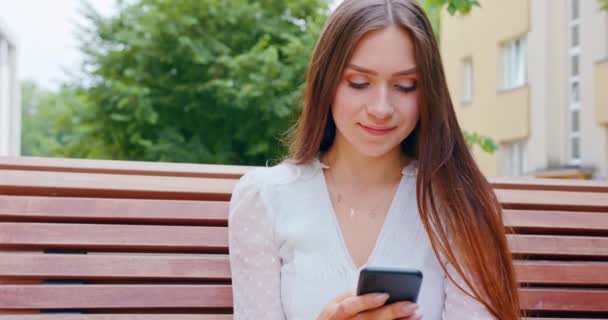 Señora usando un teléfono al aire libre — Vídeo de stock