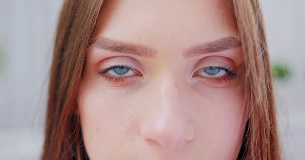 Young Ladys Eyes. Detalle de disparo — Vídeo de stock