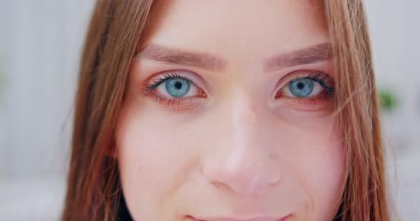 Young Ladys Eyes. Detalle de disparo — Vídeo de stock