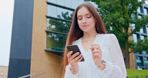 Señora usando un teléfono al aire libre — Vídeo de stock