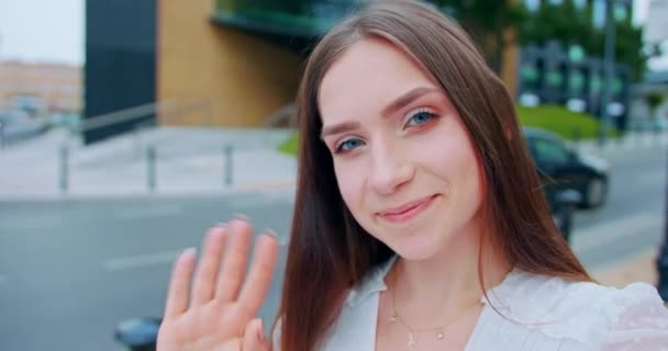 Jovencita sonriendo al aire libre. Emoción — Vídeo de stock