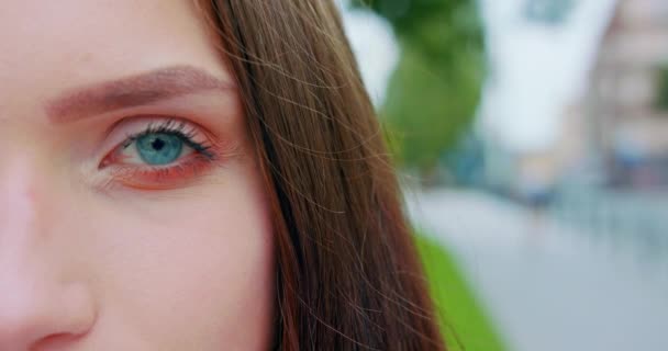 Unga Ladys ögon. Detaljbild — Stockvideo