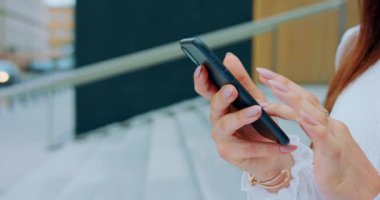 Lady Açık Havada Bir Telefon Kullanma