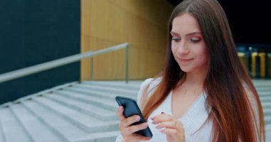 Lady Açık Havada Bir Telefon Kullanma