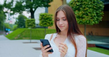 Lady Açık Havada Bir Telefon Kullanma