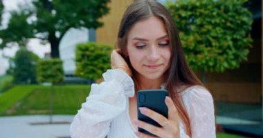 Lady Açık Havada Bir Telefon Kullanma