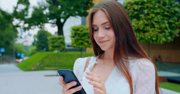 Lady telefon használata a szabadban — Stock videók