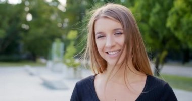 Genç Bayan Açık Havada Gülümsüyor. Duygu