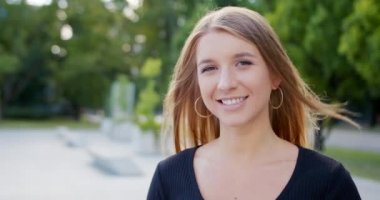 Genç Bayan Açık Havada Gülümsüyor. Duygu