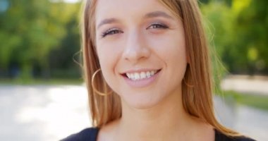 Genç Bayan Açık Havada Gülümsüyor. Duygu