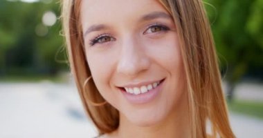 Genç Bayan Açık Havada Gülümsüyor. Duygu