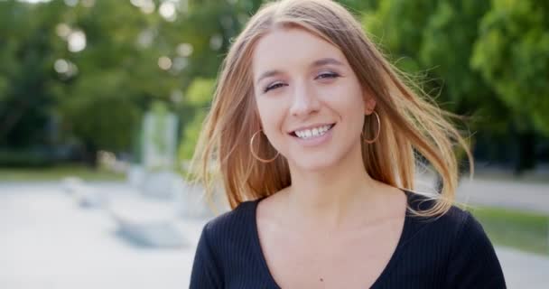 Genç Bayan Açık Havada Gülümsüyor. Duygu — Stok video