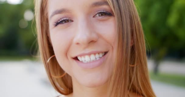 Jonge dame glimlachend buitenshuis. Emotie — Stockvideo