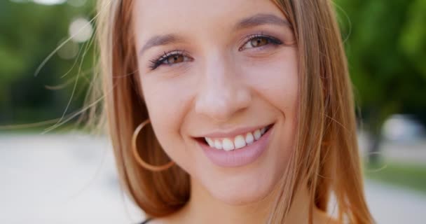 Jovem senhora sorrindo ao ar livre. Emoção — Vídeo de Stock