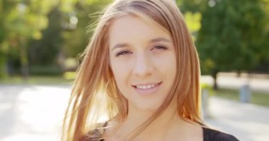 Genç Bayan Açık Havada Gülümsüyor. Duygu