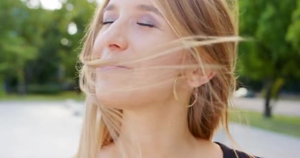 Jovencita sonriendo al aire libre. Emoción — Vídeos de Stock