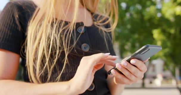 Señora usando un teléfono al aire libre — Vídeo de stock