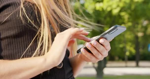 Senhora usando um telefone ao ar livre — Vídeo de Stock