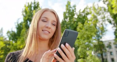 Lady Açık Havada Bir Telefon Kullanma