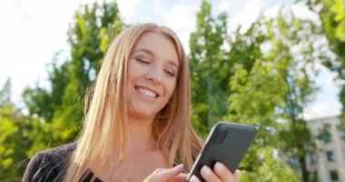 Lady Açık Havada Bir Telefon Kullanma