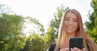 Lady Açık Havada Bir Telefon Kullanma