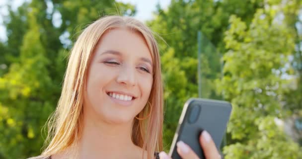 Señora usando un teléfono al aire libre — Vídeo de stock