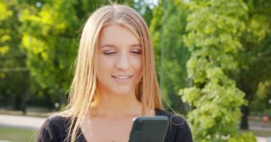 Lady Açık Havada Bir Telefon Kullanma