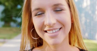 Genç Bayan Açık Havada Gülümsüyor. Duygu