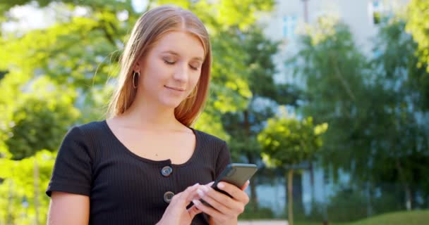 Señora usando un teléfono al aire libre — Vídeo de stock