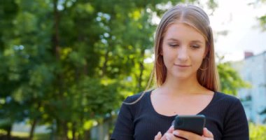 Lady Açık Havada Bir Telefon Kullanma