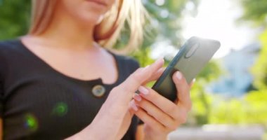 Lady Açık Havada Bir Telefon Kullanma