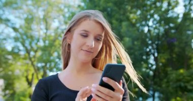 Lady Açık Havada Bir Telefon Kullanma
