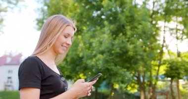 Lady Açık Havada Bir Telefon Kullanma