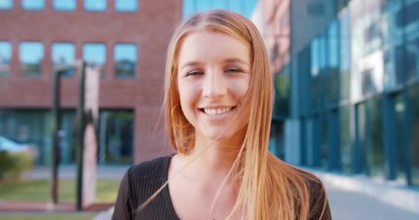 Jovencita sonriendo al aire libre. Emoción — Vídeos de Stock