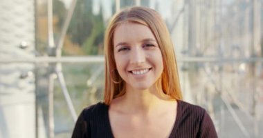 Genç Bayan Açık Havada Gülümsüyor. Duygu