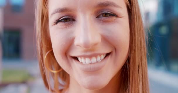 Jovencita sonriendo al aire libre. Emoción — Vídeos de Stock